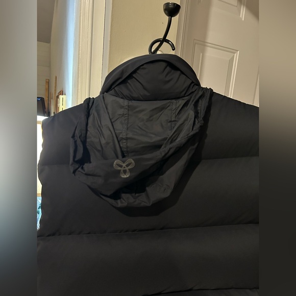 Aritzia super puff vest - Picture 4 of 4